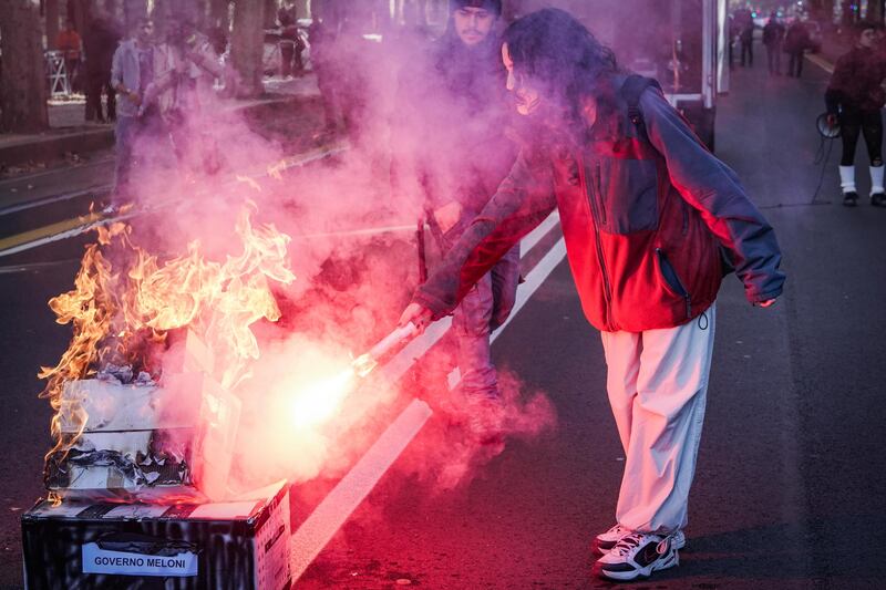 Manifesti elettorali del centrodestra bruciati e roghi lungo il corteo degli studenti a Torino 6