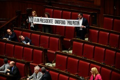 Lo striscione del Pd alla Camera contro Lorenzo Fontana 1