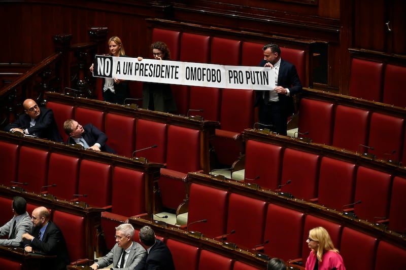 Lo striscione del Pd alla Camera contro Lorenzo Fontana 1