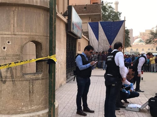 Scontro a fuoco tra Polizia e terroristi ad Il Cairo, morto un agente