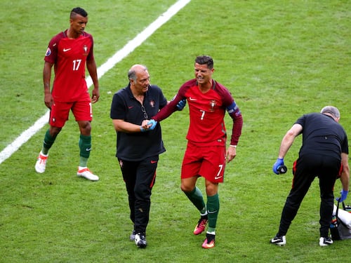 Cristiano Ronaldo, lacrime amare: lo Stade de France gli rende omaggio