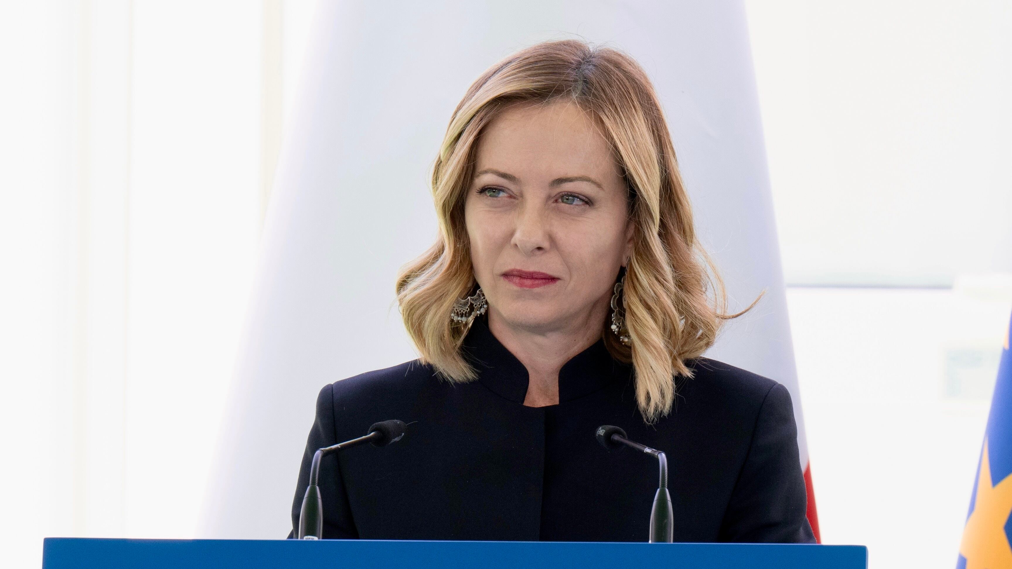 Meloni: da agosto migranti in Albania. "Si parte da mille". Scontro con Magi