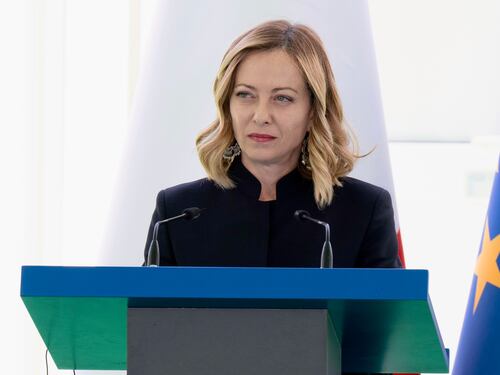 Meloni: da agosto migranti in Albania. "Si parte da mille". Scontro con Magi