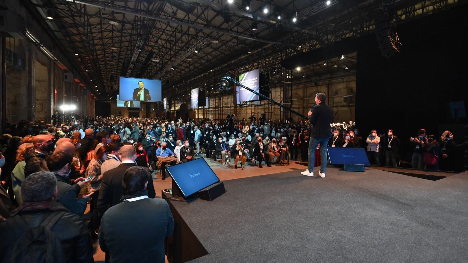 Renzi apre la Leopolda e ironizza su Conte: "Dategli almeno Rai Gulp"