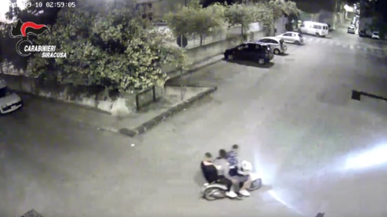 Panettiere li rimprovera: tre ragazzini lo ammazzano