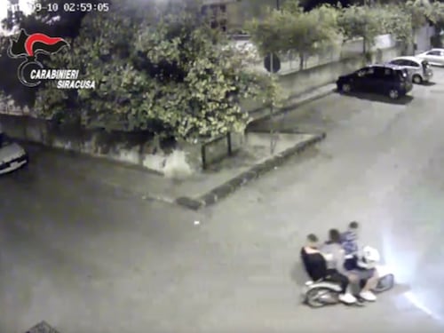 Panettiere li rimprovera: tre ragazzini lo ammazzano