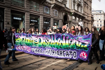 Il corteo "femminista" dell'8 marzo tra slogan e vandalismo 4