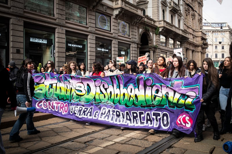 Il corteo "femminista" dell'8 marzo tra slogan e vandalismo 4