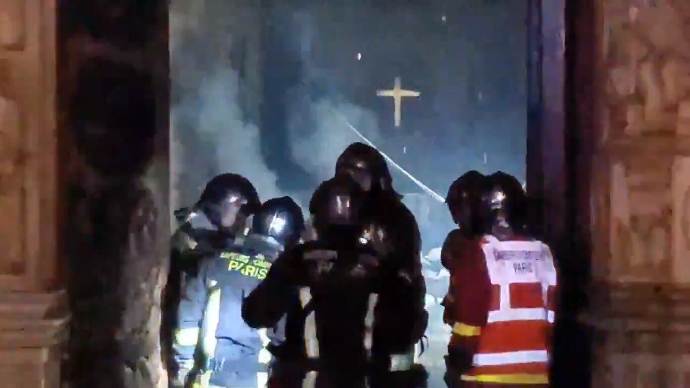Miracolo a Notre-Dame: Croce e Altare centrale sono salvi