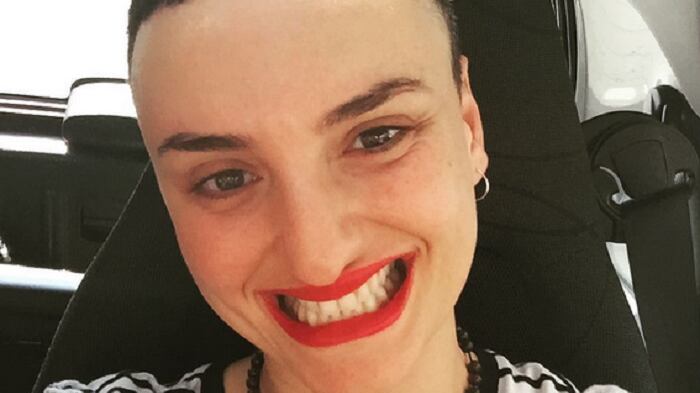 Salta il live di Arisa, lei si esibisce sul balcone