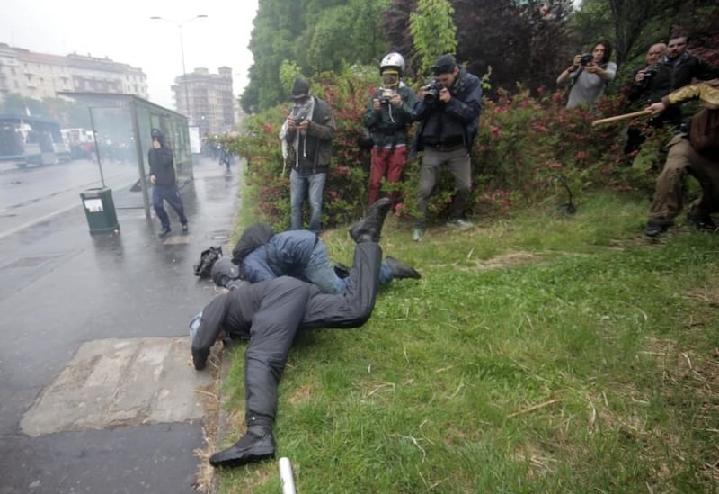 Così i black bloc aggrediscono un agente 5