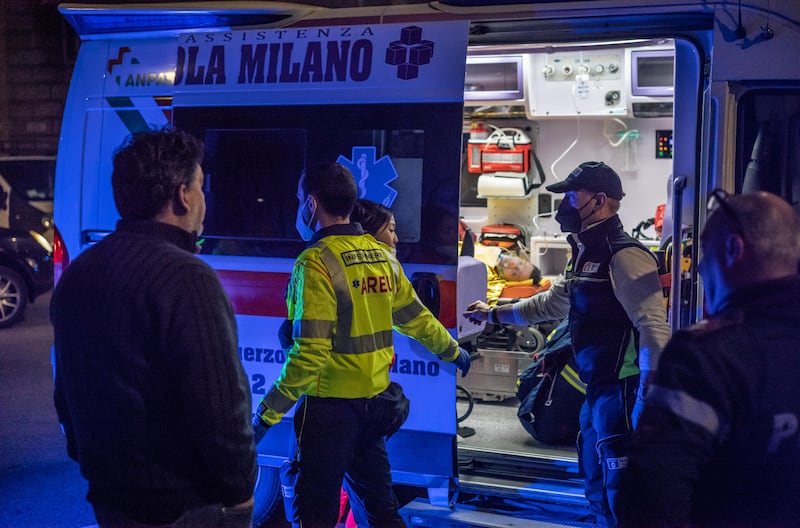 Aggressione a Milano: sei persone ferite, due in modo grave 4
