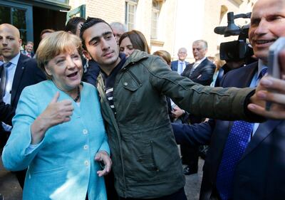 Berlino, i selfie della Merkel con gli immigrati 3