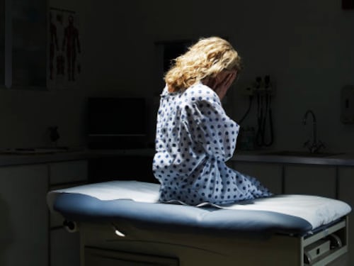 Cardiologo arrestato per abusi sessuali su pazienti