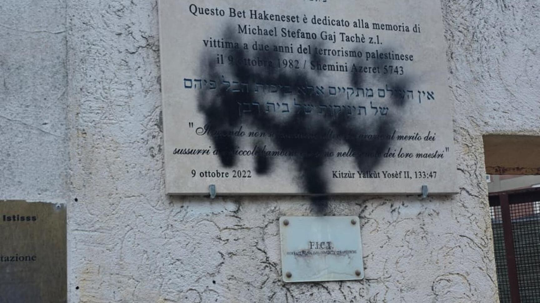 Profanata la sinagoga di Stefano Tachè, ucciso a due anni da terroristi palestinesi