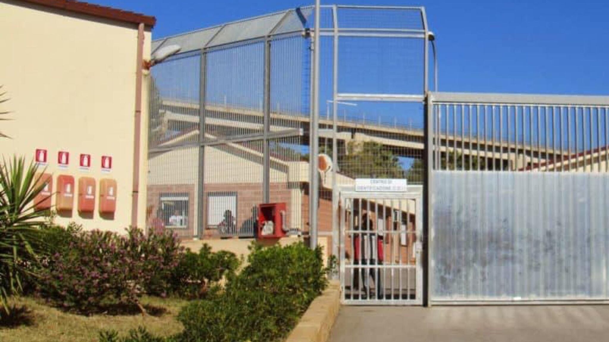 Altra fuga di massa di migranti. Il sindaco: "Non inviatene più"