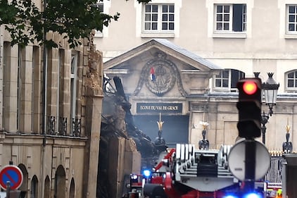 Violenta esplosione a Parigi: crolla la Paris American Academy 3