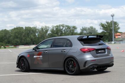 Velocità e adrenalina a bordo delle Mercedes-AMG 9