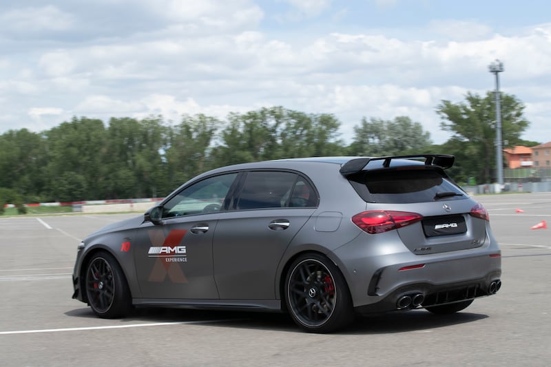 Velocità e adrenalina a bordo delle Mercedes-AMG 9