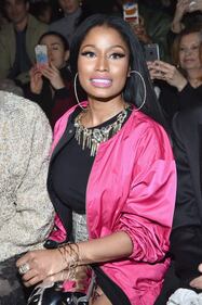 Nicki Minaj fuori di seno alla Paris Fashion Week 18