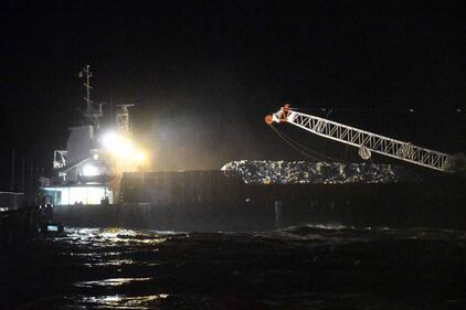 Marina di Massa, cargo si schianta contro il pontile e lo demolisce 6