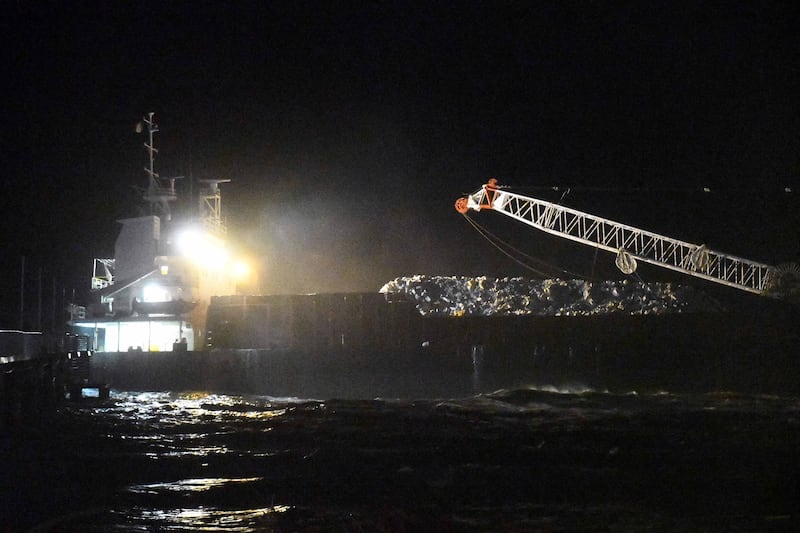 Marina di Massa, cargo si schianta contro il pontile e lo demolisce 6