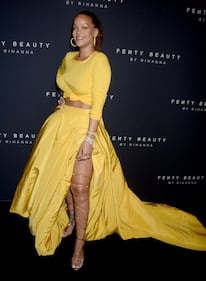 Rihanna bellissima in giallo per il lancio della sua linea Fenty Beauty 6