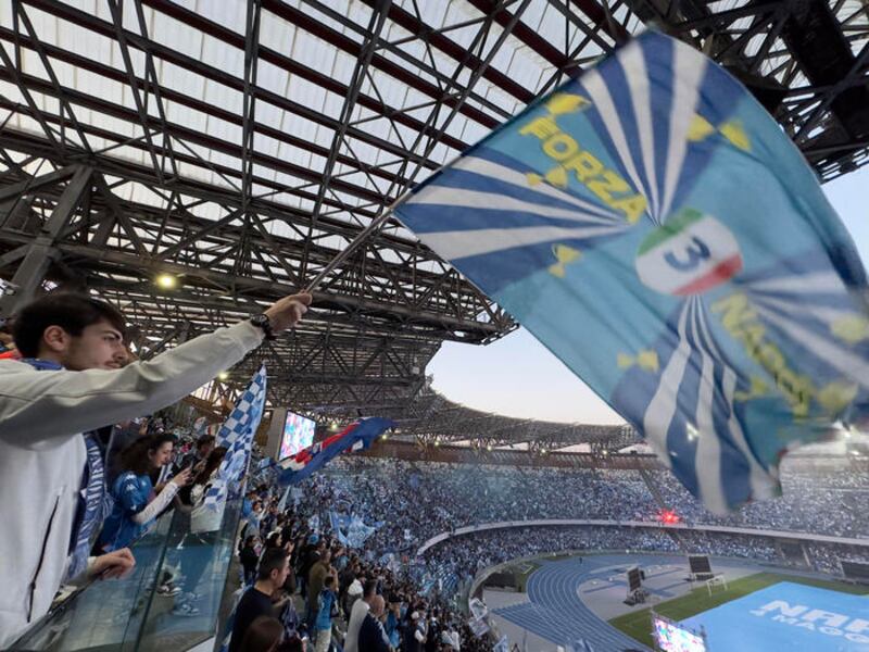 Tifosi del napoli in trepidante attesa al San Paolo 