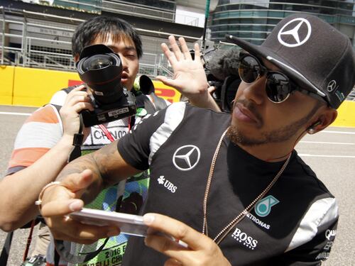 Mercedes, guerra tra tifosi: "Hamilton sabotato"