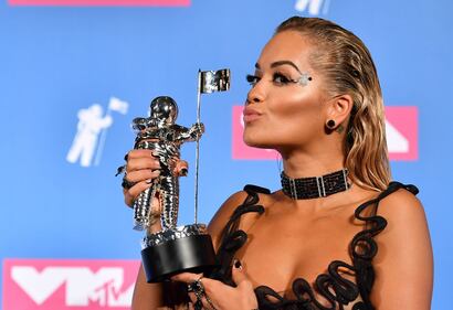 Mtv Video Music Awards 2018, bacio saffico per Rita Ora 13