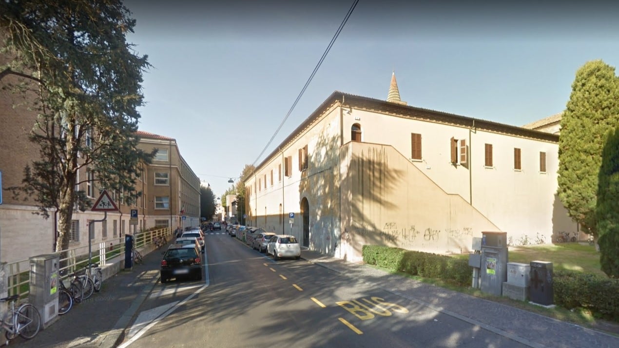 Ravenna, fazzoletti e accendino per dar fuoco ad auto: preso ghanese