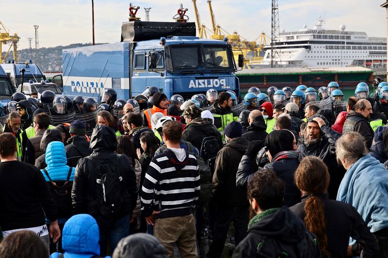 Intervento polizia per sgomberare i manifestanti no pass