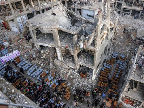 Gaza resta al buio. Pressing sui nuovi round di negoziati domani a Doha