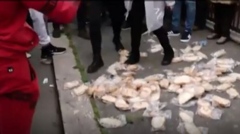 "I rom rubano, abbiamo paura". E calpestano il pane dei nomadi