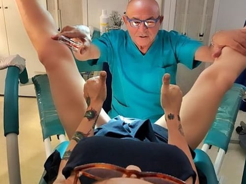 A gambe aperte dal ginecologo. L'ultima provocazione di Naike Rivelli