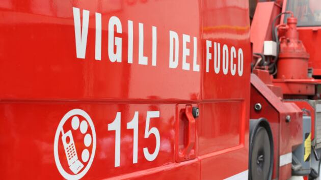 Lecco, un immigrato fa la pipì tra i mezzi dei pompieri. E poi picchia i poliziotti