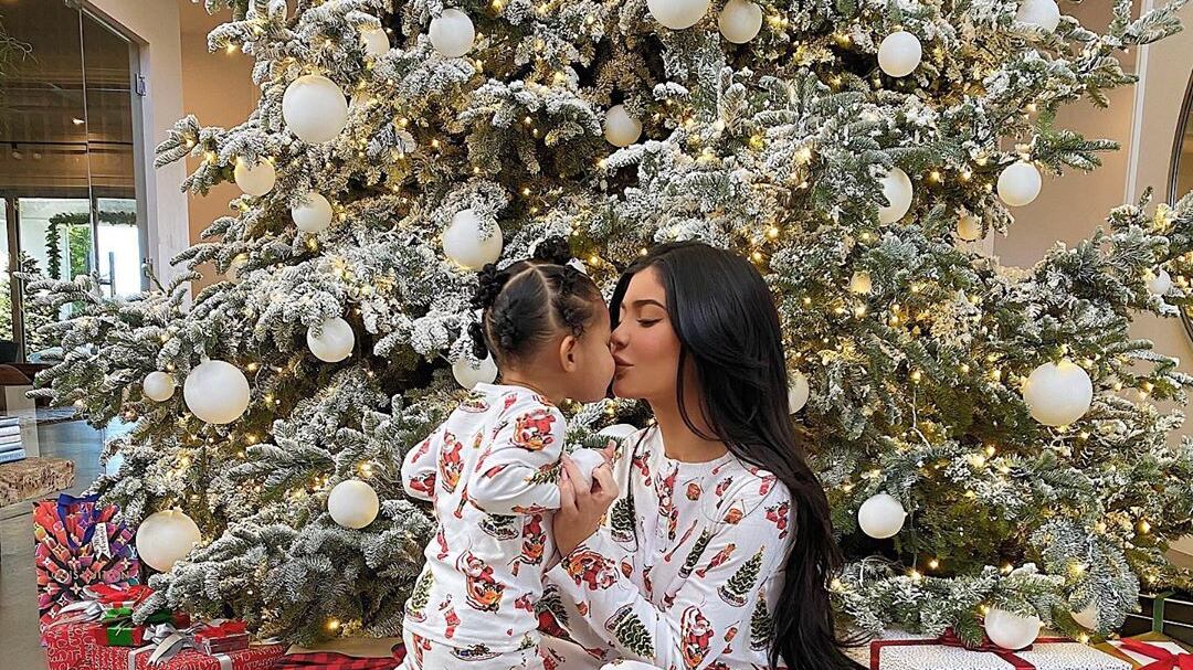 Bufera social su Kylie Jenner che ha regalato alla figlia un anello di diamanti