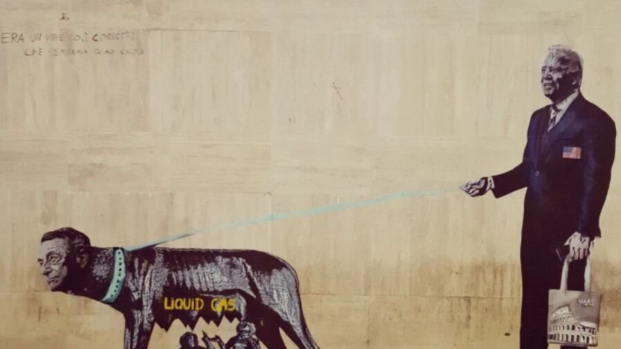 Anche un graffito contro il premier nella guerra di nervi tra i grillini