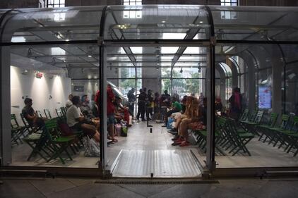 Gli immigrati nei negozi della stazione 6