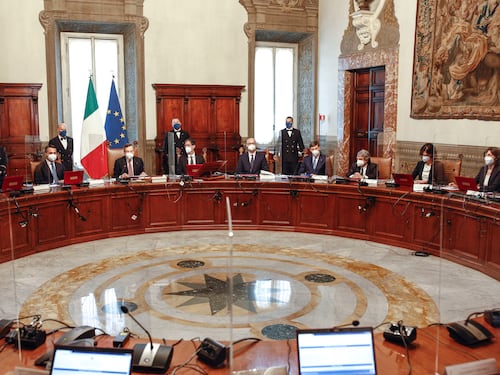 Ma la politica non si ritira davanti ai tecnici
