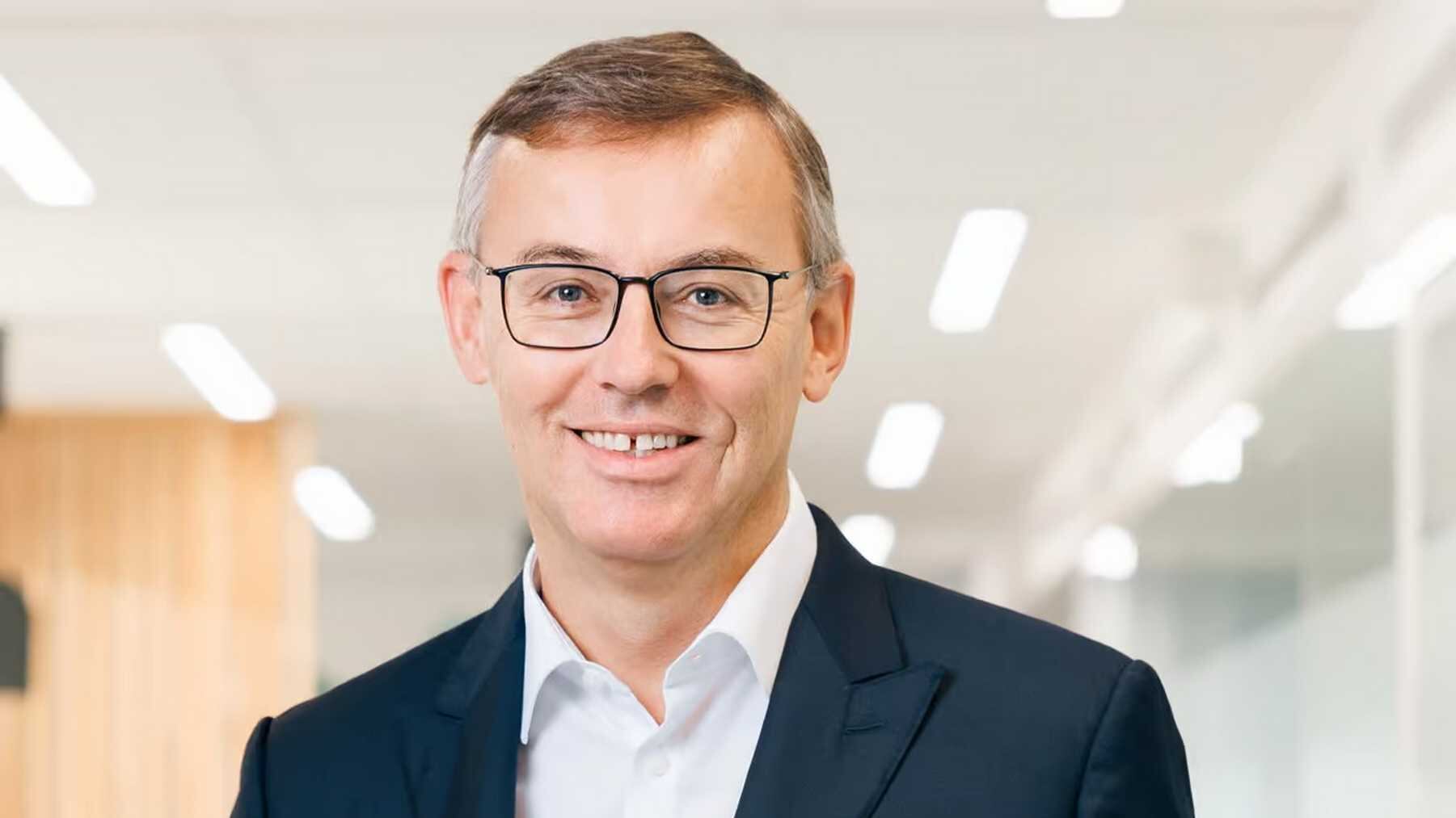 Peugeot tra passato e futuro: Favey rilancia la strategia del Leone su elettrico, GTI e clienti B2B