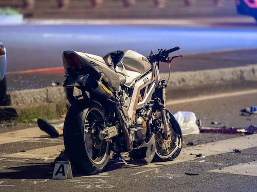 Schianto nella notte, 49enne muore in moto
