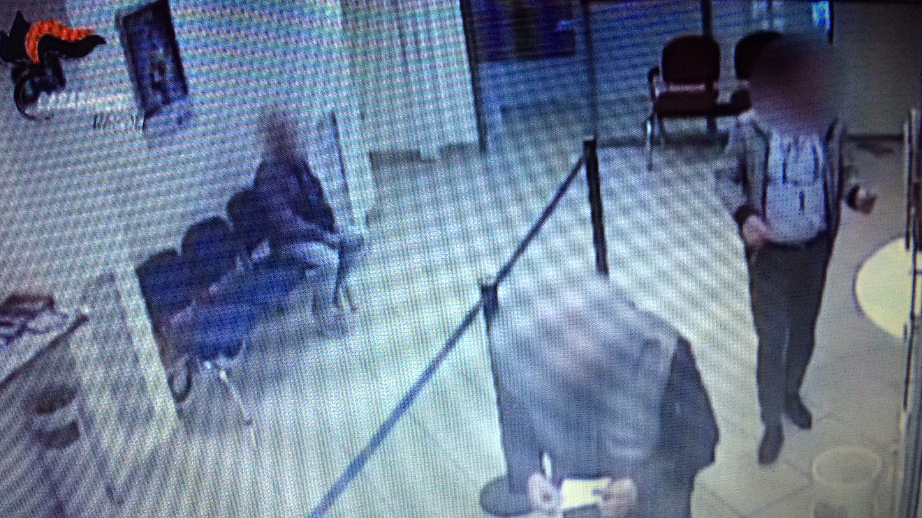 A 74 anni faceva il “filo di banca”: arrestato