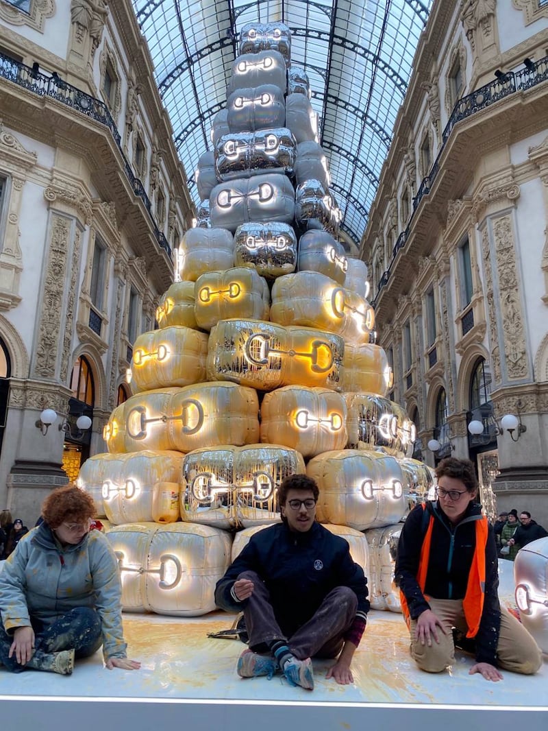 Ecovandali di Ultima generazione imbrattano l’albero di Gucci 9