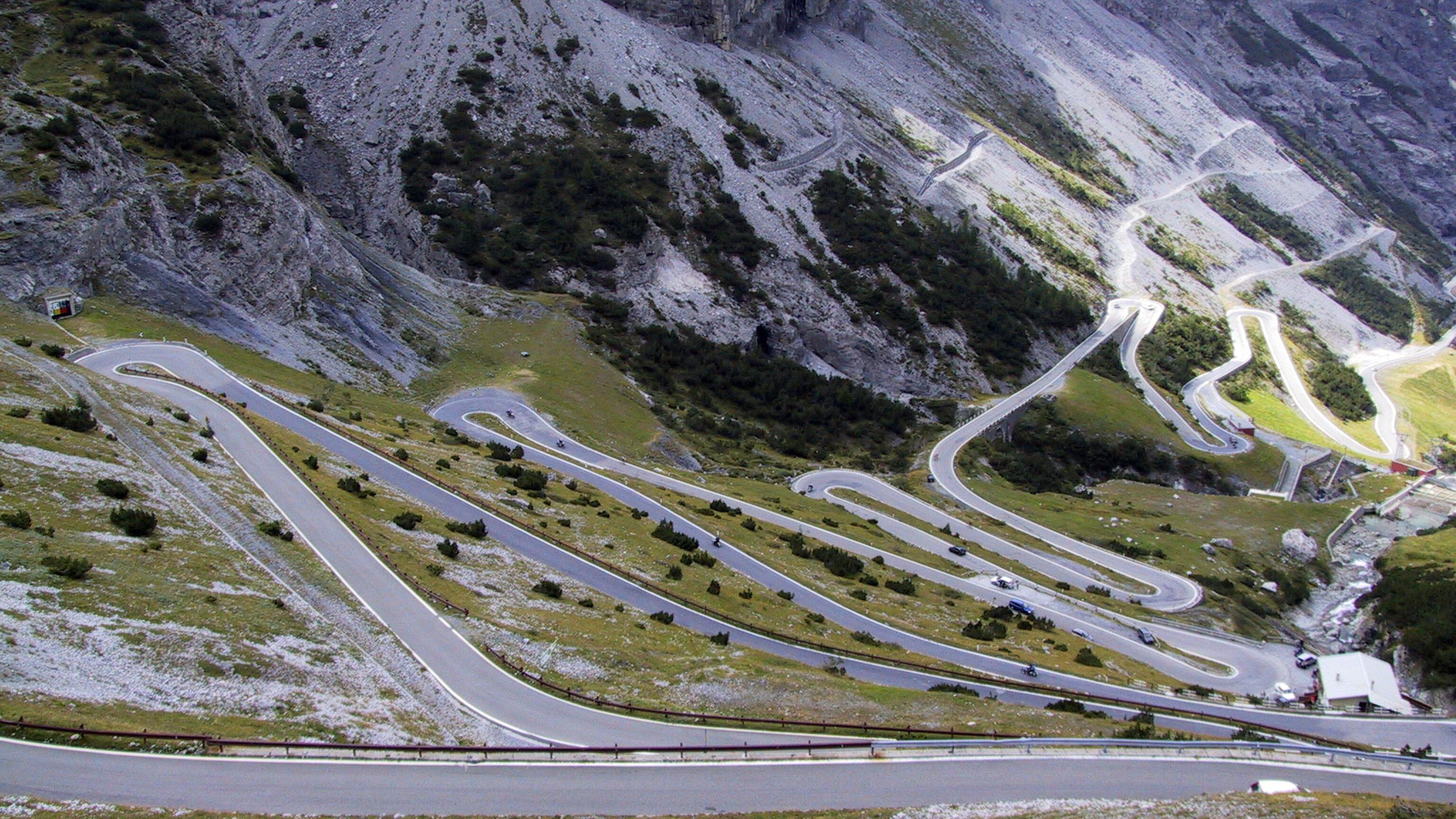 Quei tornanti nel cielo tra storia, mito e fatica. Il Passo tra le Alpi icona delle grandi sfide