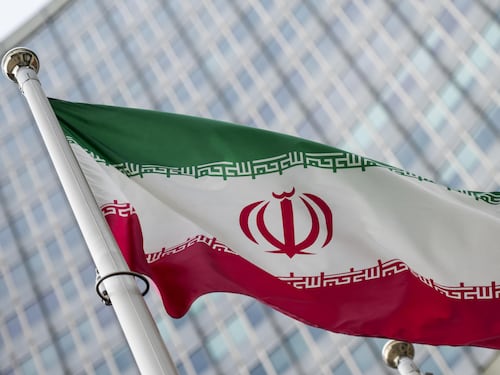 Iran, si tolse il velo in pubblico: donna condannata a 74 frustate