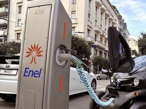 Stangata sulle ricariche: l'auto elettrica è un salasso