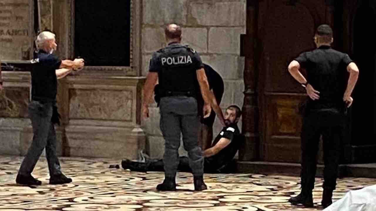 Terrore nel Duomo di Milano: armato sequestra un vigilante