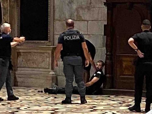 Terrore nel Duomo di Milano: armato sequestra un vigilante