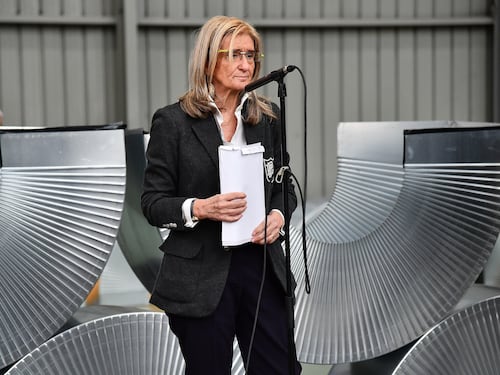 La signora mani di forbice nata nelle aziende in crisi